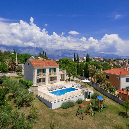 Vjeka Cozy Family Retreat With Heated Pool, Brac Island