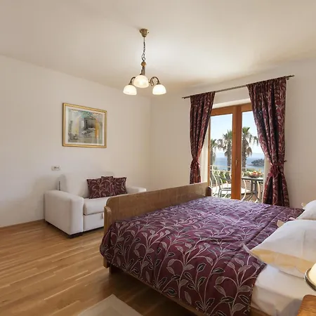 빌라 Vjeka Cozy Family Retreat With Heated Pool, Brac Island *