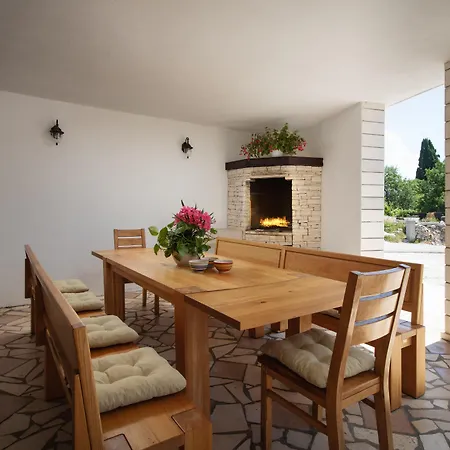 Vjeka Cozy Family Retreat With Heated Pool, Brac Island 빌라 *