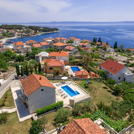 Vjeka Cozy Family Retreat With Heated Pool, Brac Island * 수마르틴