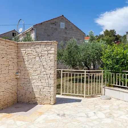 빌라 Vjeka Cozy Family Retreat With Heated Pool, Brac Island *