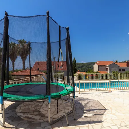 빌라 Vjeka Cozy Family Retreat With Heated Pool, Brac Island *