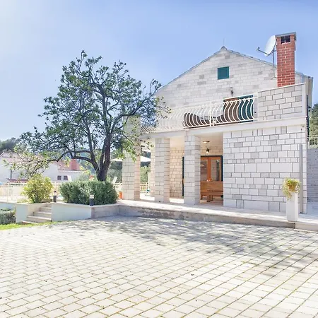 Vjeka Cozy Family Retreat With Heated Pool, Brac Island *