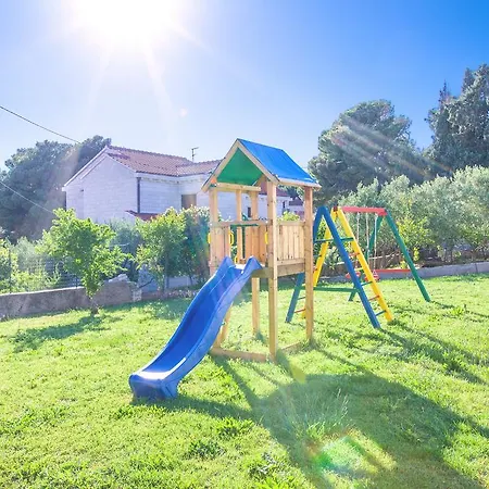 빌라 Vjeka Cozy Family Retreat With Heated Pool, Brac Island *