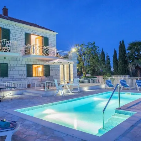 Vjeka Cozy Family Retreat With Heated Pool, Brac Island 빌라